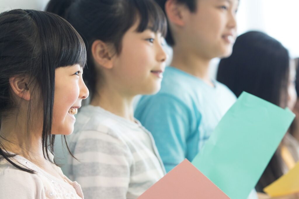 音楽室の授業を受ける小学生